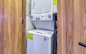 Studio, 1 King Bed, Kitchen, Ocean View (Harbor 171 Torre Norte 111) | Interior