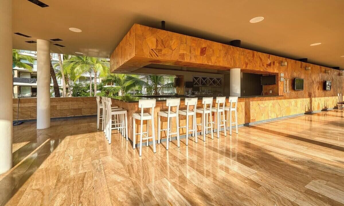 Appart'hôtel, plusieurs lits, bain à remous, vue plage (Nima Bay F602) | Bar (sur place)
