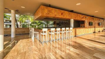 Appart'hôtel, plusieurs lits, bain à remous, vue plage (Nima Bay F602) | Bar (sur place)