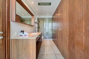 アパートメント ベッド (複数台) キッチン ビーチビュー (Nima Bay F602) | バスルーム | タオル