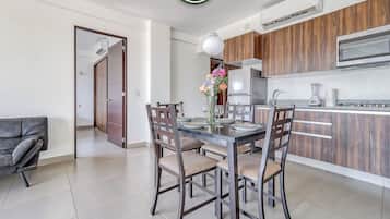 Departamento, 2 camas Queen size, cocina, vista a la playa (Puerta arena J22) | 2 habitaciones, decoración personalizada y muebles diferentes