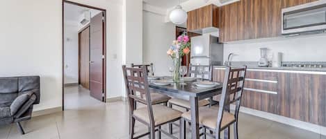 Departamento, 2 camas Queen size, cocina, vista a la playa (Puerta arena J22) | 2 habitaciones, decoración personalizada y muebles diferentes