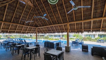 Departamento, 2 camas Queen size, cocina, vista a la playa (Puerta arena J22) | Restaurante al aire libre