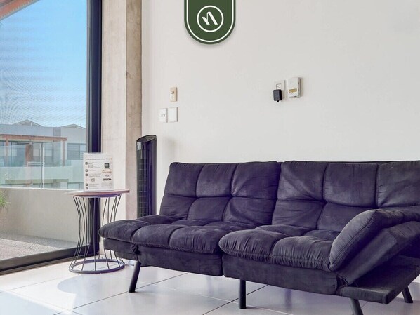 Departamento, 2 camas Queen size, cocina, vista a la playa (Puerta arena J22) | Área de sala de estar