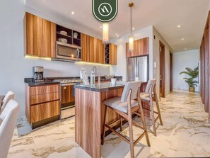 Private kitchen - 3 BR Penthouse - Nuevo Nayarit - Rooftop Pool Gym (Nuevo Nayarit)