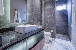 Apartment, Multiple Beds, Kitchen, Beach View (DToscana PH01 - Sienna) | Bathroom | Towels