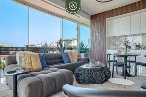 Condo, 1 cama King size y sofá cama, Terraza, vista al océano (Pier 57 - 505) | Área de sala de estar | Estación para reproductor de MP3 