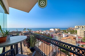Apartamento, 1 cama de matrimonio grande con sofá cama, terraza, vistas al mar (Pier 57 - 505) | Restaurante al aire libre