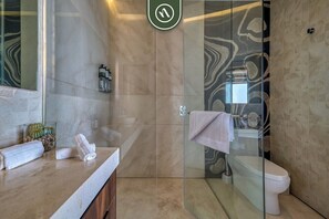 Appartement, 1 kingsize bed met slaapbank, terras, uitzicht op zee (Pier 57 - 505) | Badkamer | Handdoeken