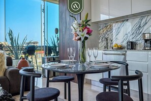 Condo, 1 cama King size y sofá cama, Terraza, vista al océano (Pier 57 - 505) | 1 habitación, decoración personalizada y muebles diferentes 