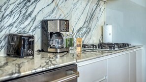 Condo, 1 cama King size y sofá cama, Terraza, vista al océano (Pier 57 - 505) | Cocina privada