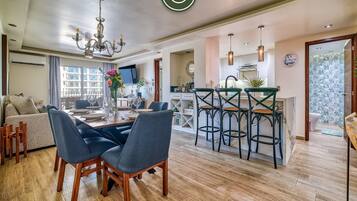 Departamento, varias camas, cocina, vista a la alberca (Marina del Rey 402) | Restaurantes