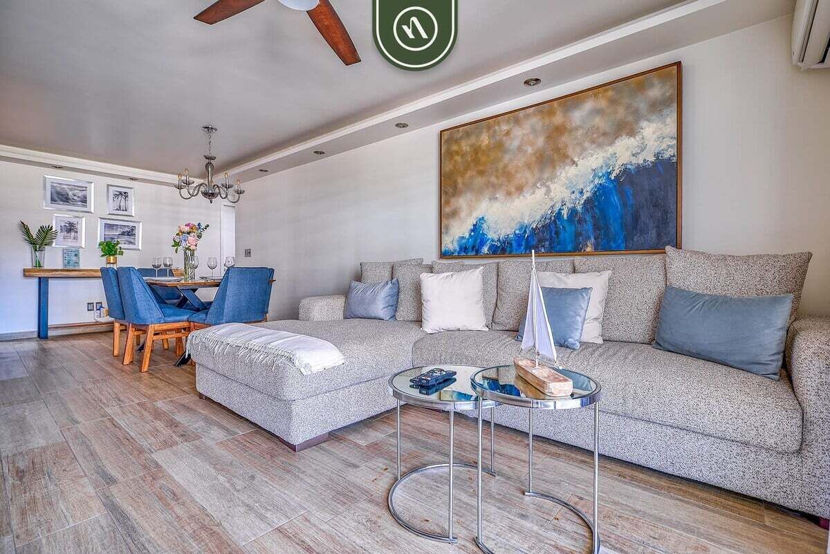 Appartement, plusieurs lits, baignoire à jets, vue piscine (Marina del Rey 402) | Coin séjour