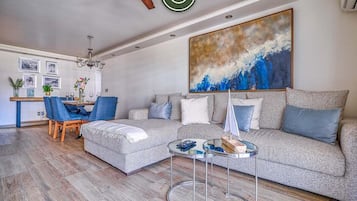 Appartement, plusieurs lits, baignoire à jets, vue piscine (Marina del Rey 402) | Coin séjour
