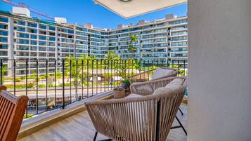 Departamento, varias camas, cocina, vista a la alberca (Marina del Rey 402) | Terraza o patio