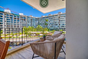 Apartment, Multiple Beds, Kitchen, Pool View (Marina del Rey 402) | Terrace/patio