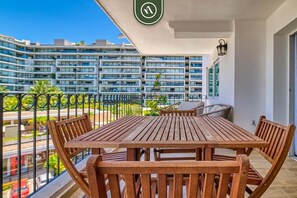 Apartment, Multiple Beds, Jetted Tub, Pool View (Marina del Rey 402) | Outdoor dining