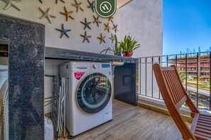 Apartment, Multiple Beds, Jetted Tub, Pool View (Marina del Rey 402) | Laundry