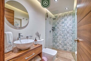 Apartamento, varias camas, bañera de hidromasaje, vistas a la piscina (Marina del Rey 402) | Baño | Toallas