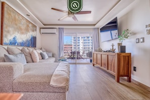 Apartment, Multiple Beds, Kitchen, Pool View (Marina del Rey 402) | Living area