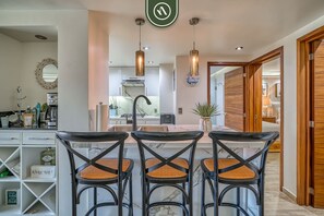 Huoneisto, useita sänkyjä, keittiö, näköala uima-altaalle (Marina del Rey 402) | Yksityinen keittiö | Ruokailupöytä