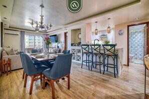Apartment, Multiple Beds, Jetted Tub, Pool View (Marina del Rey 402)