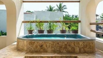 Bañera de hidromasaje exterior