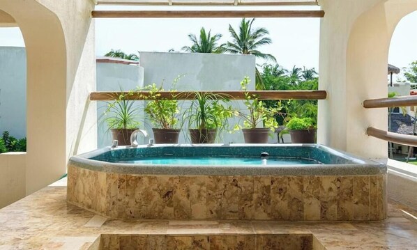 Outdoor spa tub - Amazing House -private Pool - Tennis - Paddle Cour (Acapulco)