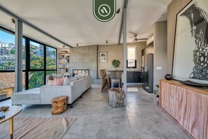 Departamento, 1 cama King size, chimenea, vista a la playa (Casa Lucas PH) | Área de sala de estar | Televisión de pantalla plana de 42 pulgadas con canales digitales 