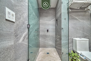 Apartment, 1 King Bed, Fireplace, Beach View (Casa Lucas PH) | Bathroom | Towels