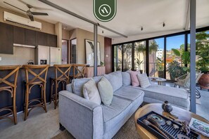 Departamento, 1 cama King size, chimenea, vista a la playa (Casa Lucas PH) | Área de sala de estar | Televisión de pantalla plana de 42 pulgadas con canales digitales 