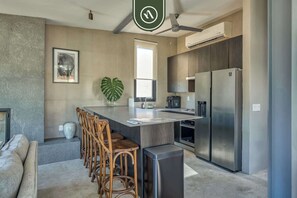 Departamento, 1 cama King size, chimenea, vista a la playa (Casa Lucas PH) | Cocina privada | Cafetera y tetera y comedor 