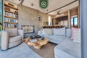 Appartement, 1 kingsize bed, open haard, uitzicht op strand (Casa Lucas PH) | Woonruimte | Een 42-inch flatscreentelevisie met digitale zenders en een open haard