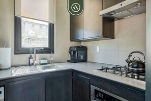 Departamento, 1 cama King size, chimenea, vista a la playa (Casa Lucas PH) | Cocina privada | Cafetera y tetera y comedor 