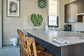Departamento, 1 cama King size, chimenea, vista a la playa (Casa Lucas PH) | Cocina privada | Cafetera y tetera y comedor