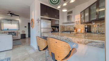 Departamento, varias camas, cocina, vista al océano (Las Peñas de Teresa 303) | Cocina privada | Comedor