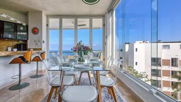 Departamento, varias camas, cocina, vista al océano (Las Peñas de Teresa 303) | Restaurantes