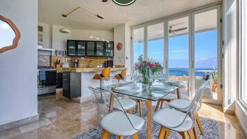 Departamento, varias camas, cocina, vista al océano (Las Peñas de Teresa 303) | Restaurantes