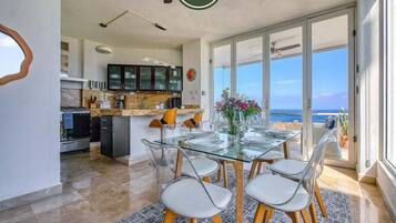 Condo, varias camas, acceso a la alberca, vista al océano (Las Peñas de Teresa 303) | 2 habitaciones, decoración personalizada y muebles diferentes