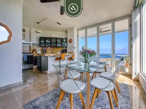 Condo, varias camas, acceso a la alberca, vista al océano (Las Peñas de Teresa 303) | 2 habitaciones, decoración personalizada y muebles diferentes