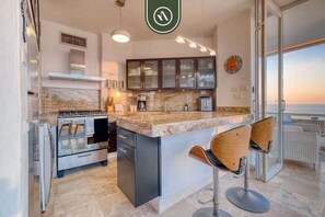 Condo, varias camas, acceso a la alberca, vista al océano (Las Peñas de Teresa 303) | Cocina privada
