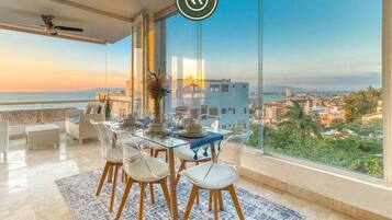 Condo, varias camas, acceso a la alberca, vista al océano (Las Peñas de Teresa 303) | 2 habitaciones, decoración personalizada y muebles diferentes