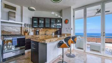 Departamento, varias camas, cocina, vista al océano (Las Peñas de Teresa 303) | Cocina privada | Comedor