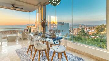 Departamento, varias camas, cocina, vista al océano (Las Peñas de Teresa 303) | Restaurantes