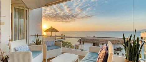 Condo, varias camas, acceso a la alberca, vista al océano (Las Peñas de Teresa 303) | Terraza o patio