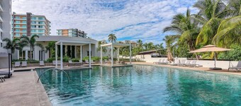 Luxury Condo With Canal View - Near Beach