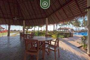 Studio, 1 kingsize bed, terras, gedeeltelijk uitzicht op oceaan (Playa Royale Tower 1 1133) | Buiten dineren