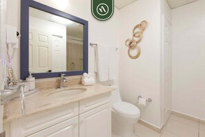 Studio, 1 King Bed, Patio, Partial Ocean View (Playa Royale Tower 1 1133) | Bathroom | Towels