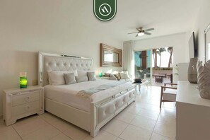 إستديو - سرير ملكي - بشرفة - بمنظر جزئي للمحيط (Playa Royale Tower 1 1133) | 1 غرفة نوم وبديكورات فريدة لكل غرفة وطراز فريد لكل وحدة وملاءات أسرّة