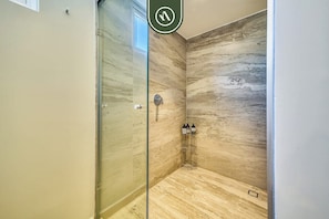 Appart'hôtel, 1 très grand lit et 1 canapé-lit, baignoire à jets, vue océan (Harbor 171 N 1709) | Salle de bain | Serviettes fournies